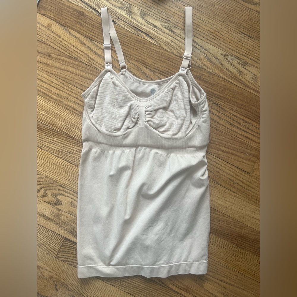 Kindred bravely hands free pumping and nursing tank